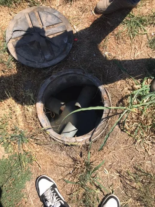 Cámara de inspección y tuberías en terreno.